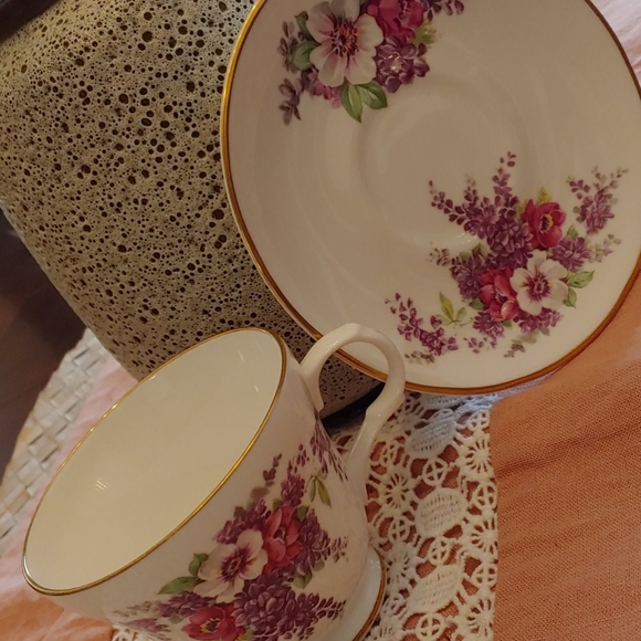 Antique Crown Trent China Limited 🌺 teacup/saucer - Picture 3 of 4